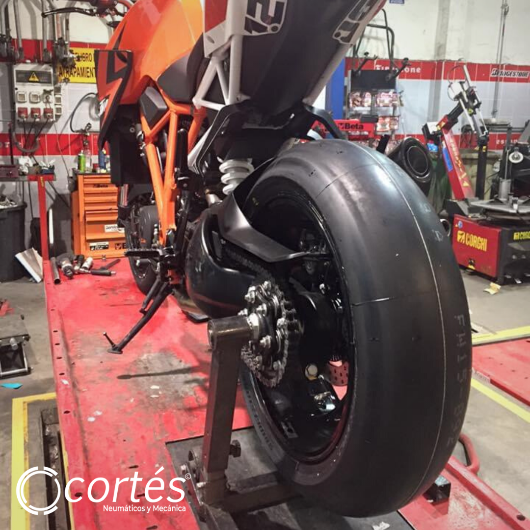 Especialistas en neumáticos de competición para motos en Sevilla